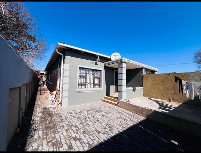 7 BEDROOM HOUSE FOR SALE IN REGENTS PARK